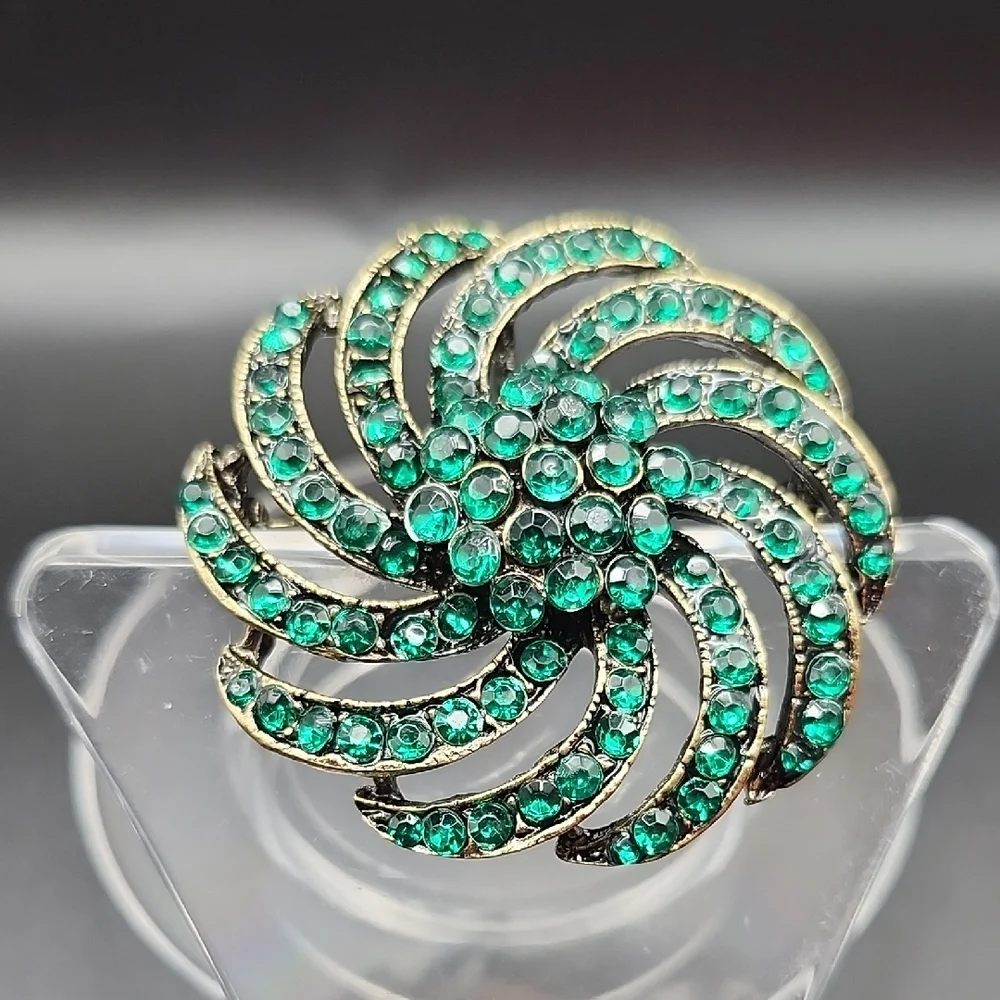 Elegant Green Swirl Ring